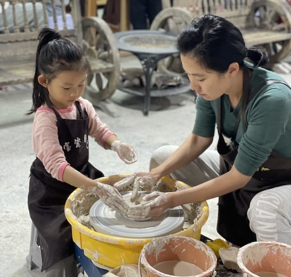 Kids enjoying pottery class in Irvine